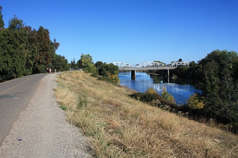 Jedediah Smith Memorial Loop along the American River in Sacramento on a sunny day - Flickr image