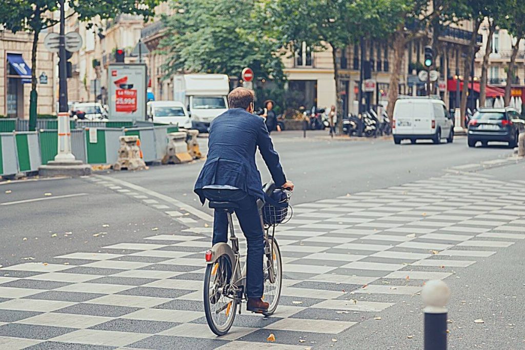riding flat bar bike in city