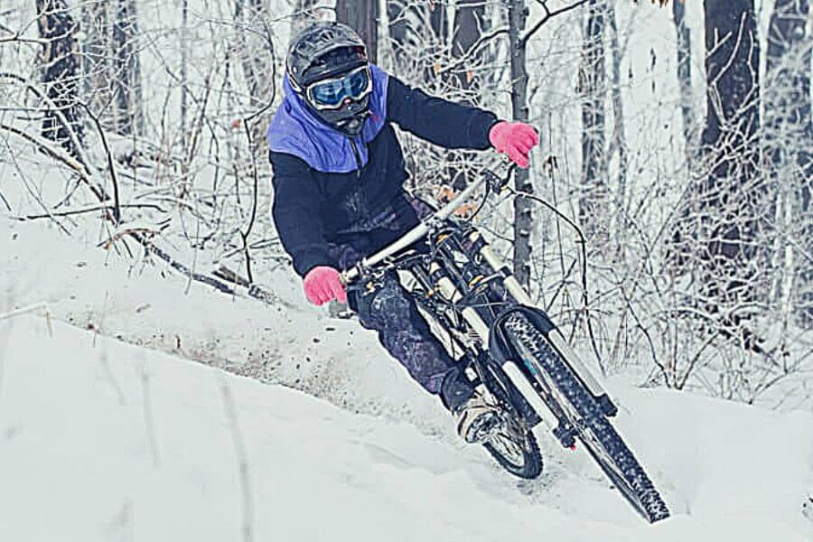 MTB rider in the snow