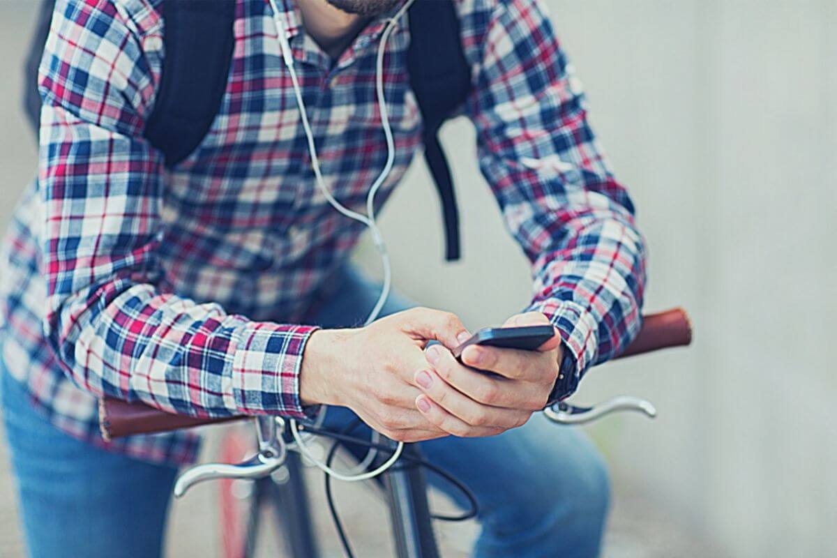 The Best Audiobooks And Podcasts For Your Daily Commute