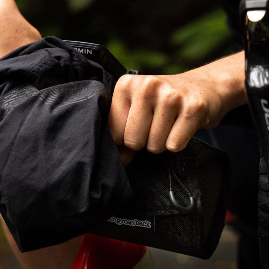 Skingrowsback handlebar bag with easy access
