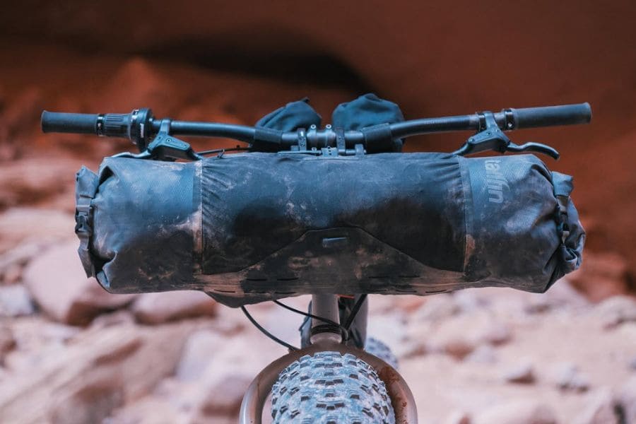 muddy handlebar bag by Tailfin