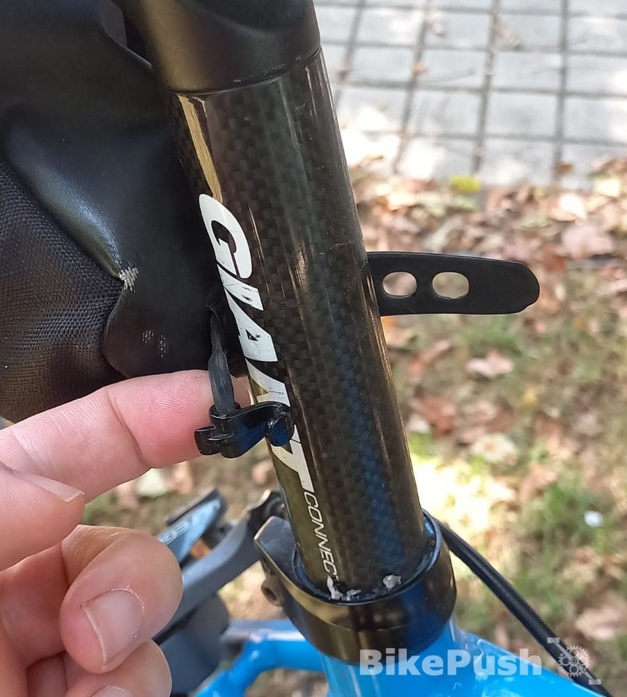 Saddle bag rubber securing band for the seat post