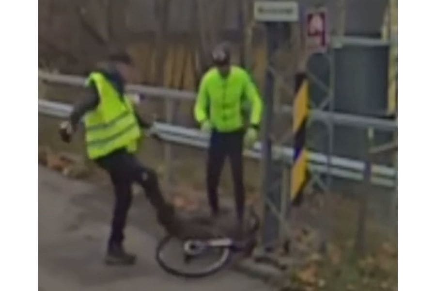 Road Rage Video Of Hi-Viz Worker Attacking Cyclist (1)